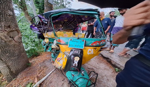 হাজীগঞ্জে সড়কে প্রাণ গেলো বাবা-ছেলের