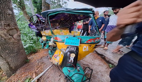 হাজীগঞ্জে সড়কে প্রাণ গেলো বাবা-ছেলের