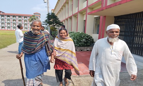 প্রথম ইভিএমে ভোট দিয়ে খুশি শতবর্ষী ইফরান