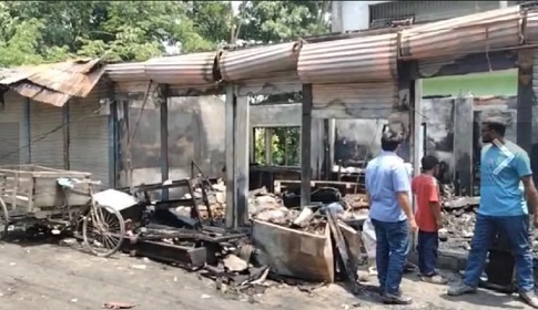 হাজীগঞ্জে আগুনে পুড়লো ৮ ব্যবসা প্রতিষ্ঠান
