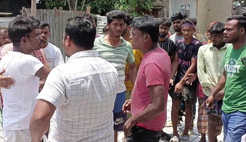 মাদারীপুরে রাস্তা সংস্কারে অনিয়মের অভিযোগে স্থানীয় ও ঠিকাদারের সাথে হাতাহাতির ভিডিও ভাইরাল