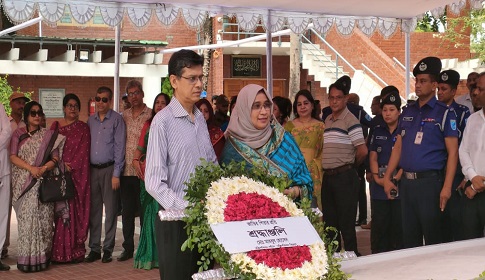 বঙ্গবন্ধুর সমাধিতে মন্ত্রিপরিষদ সচিবের শ্রদ্ধা