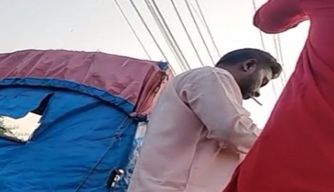 সিগারেট ধরাতে গিয়ে ধাক্কা লাগায় বাবার সামনে শিক্ষার্থীকে এসআই’র মারধর