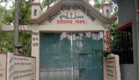 স্কুল ছুটি দিয়ে শিক্ষক কর্মচারী নিয়ে দাওয়াত খেতে গেলেন প্রধান শিক্ষক