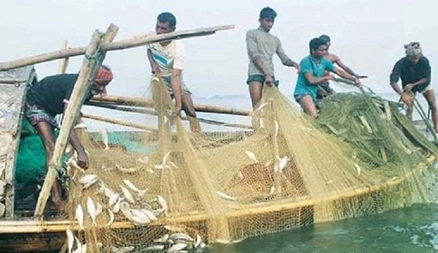 সোমবার থেকে ৬৫ দিন সমুদ্রে মাছ ধরা নিষেধ