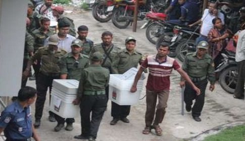 রাজবাড়ী, গোয়ালন্দ ও বালিয়াকান্দিতে কেন্দ্রে কেন্দ্রে যাচ্ছে নির্বাচনী সরঞ্জাম