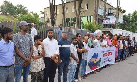 সিলেট-কক্সবাজার রুটে নতুন ট্রেন সার্ভিস চালুর দাবিতে সিলেটবাসীর মানববন্ধন