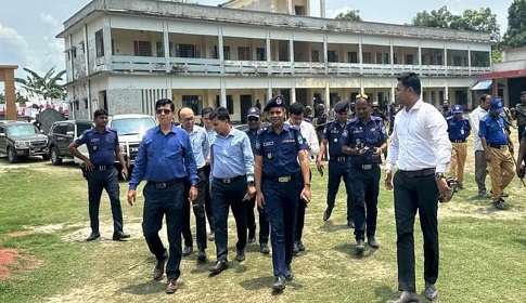 সালথায় বিভিন্ন ভোটকেন্দ্র পরিদর্শন করেন ডিসি-এসপি