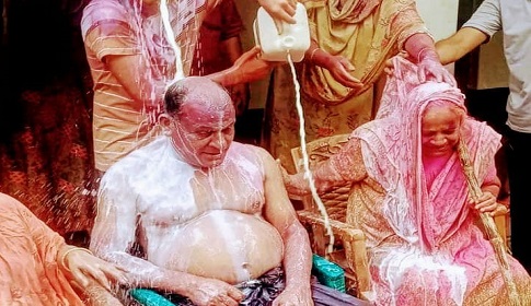 নির্বাচিত চেয়ারম্যানকে আধা মণ দুধ দিয়ে গোসল করালেন এলাকাবাসী
