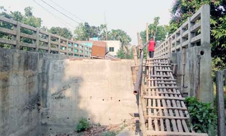 গোবর শুকানোর কাজে লাগে টাঙ্গাইল পৌরসভার ৪ কোটি টাকার সেতু