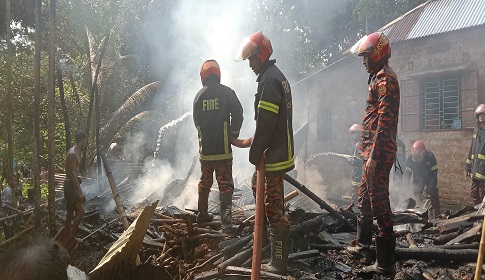 মৌলভীবাজারে আগুনে পুড়ল বসতঘর, সব হারিয়ে ফুলেছা বেগমের মাতম