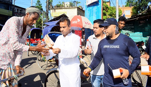 তীব্র তাপদাহে পথচারীদের মাঝে সিলেট মহানগর যুবলীগের পানি ও স্যালাইন বিতরণ