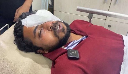 সাভারে লুটপাটের ভিডিও করার সময় সাংবাদিকের ওপর হামলা