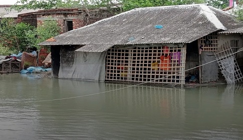 সাতক্ষীরা উপকূলে জোয়ারের পানিতে তলিয়ে গেছে ১৩ বাড়ি