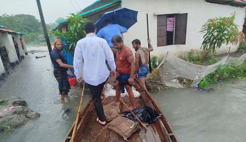 টুঙ্গিপাড়ায় ৪০০ ঘর প্লাবিত, ভেসে গেছে সহস্রাধিক মাছের ঘের 