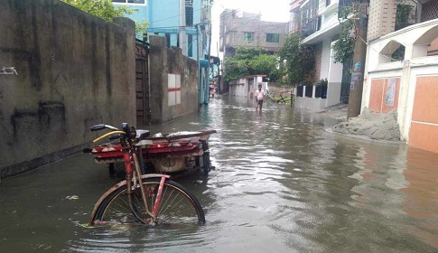 ঘূর্ণিঝড় রেমালের প্রভাবে হাঁটু সমান পানিতে বন্দি ফতুল্লাবাসী