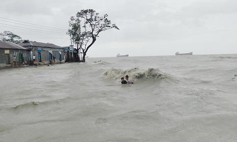 রেমাল তান্ডবে ভেসে গেল ২ হাজার গবাদিপশু এবং ১০ টি দোকান