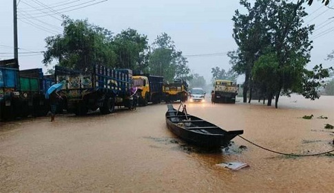 হঠাৎ বন্যায় ডুবে গেছে সিলেট-তামাবিল মহাসড়ক