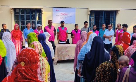 বরগুনায় রেমালে ক্ষতিগ্রস্তদের মাঝে আর্থিক সহায়তা ও খাদ্য সমাগ্রী বিতরণ