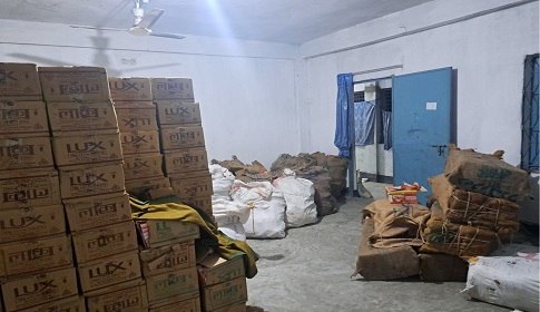 ভোটারদের মাঝে বিতরণের নিত্যপণ্য সামগ্রী জব্দ করলেন ম্যাজিস্ট্রেট 