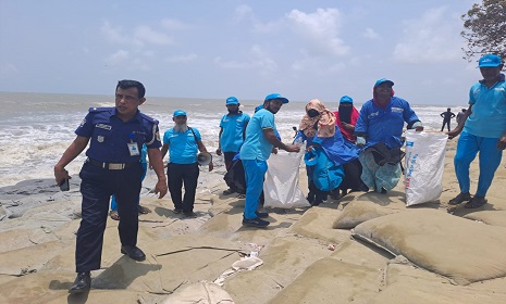 বিশ্ব সমুদ্র দিবসে কুয়াকাটা সমুদ্র সৈকতের সামুদ্রিক বর্জ্য পরিস্কার