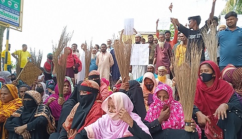 কলাপাড়ায় ওসির প্রত্যাহারের দাবিতে থানা ঘেরাও, ঝাড়ু মিছিল