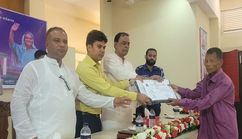 কাপ্তাইয়ে ৪০ পরিবারের মাঝে মাচাং ঘর ও চাবি হস্তান্তর