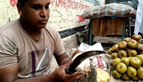 তীব্র দাবদাহে জনপ্রিয় হয়ে উঠেছে তালের শাঁস