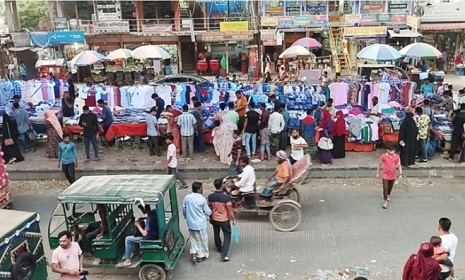 ঈদ উপলক্ষে কালিয়াকৈরে জমে উঠেছে ফুটপাতের ব্যবসা