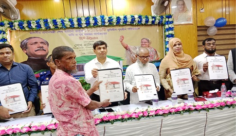 প্রধানমন্ত্রীর ঈদ উপহার হিসেবে ঘর পেল ৭০ গৃহহীন পরিবার