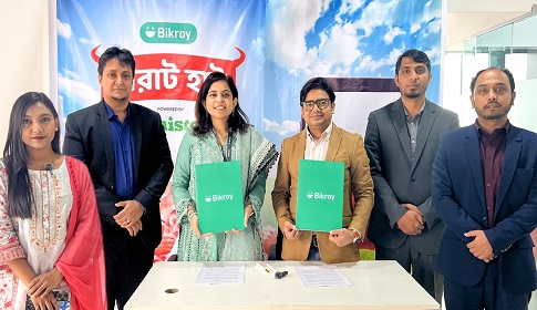 বিক্রয়ের বিরাট হাটে চলছে কোরবানির পশু কেনা-বেচা