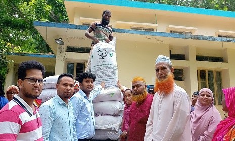 নগরকান্দা পিজি গ্রুপ সদস্যদের মাঝে গো খাদ্য বিতরণ