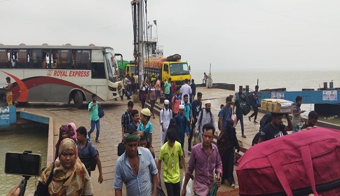 দৌলতদিয়া ঘাটে ঘরমুখো মানুষের চাপ বেড়েছে