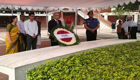 জাতির পিতার সমাধিতে প্রধানমন্ত্রীর প্রেস সচিবের শ্রদ্ধা