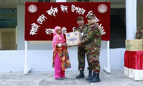 কাপ্তাইয়ে এতিম অসহায় ও দুস্থদের মাঝে সেনাবাহিনীর ঈদ উপহার বিতরণ