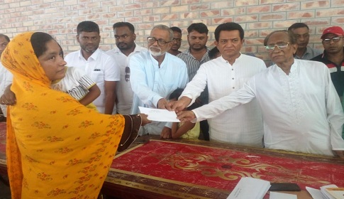 ফরিদপুরে ৩৯ অসহায় ও দরিদ্র পরিবারে এ কে আজাদের ঐচ্ছিক অনুদান