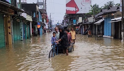 বন্যায় মৌলভীবাজারে কয়েক লাখ মানুষ পানিবন্দী, বিপৎসীমার উপরে ৪ নদীর পানি