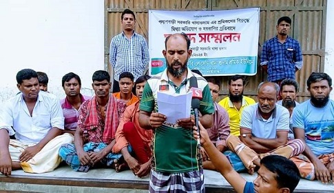 পলাশবাড়ী সরকারি গুদামের শ্রমিকদের সংবাদ সম্মেলন
