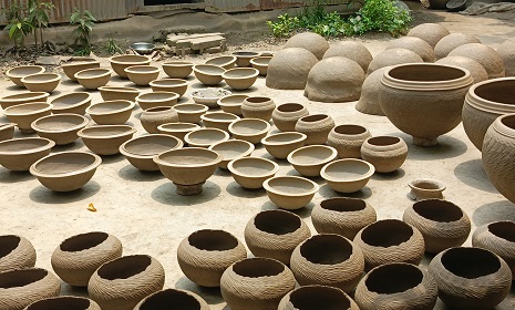 সালথায় হারিয়ে যাচ্ছে ঐতিহ্যবাহী মৃৎশিল্প 