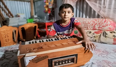 মাগুরার শিশু শিল্পী পার্বণ দে’র কন্ঠে সুরের জাদু