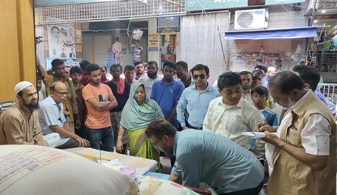 ভৈরবে চাউলের আড়তে পাটের বস্তা ব্যবহার না করায় ৩ প্রতিষ্ঠানকে জরিমানা