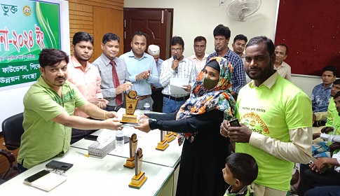 নোয়াখালীর সুবর্ণচরে সফল খামারি ও উদ্যোক্তাকে সম্মাননা প্রদান