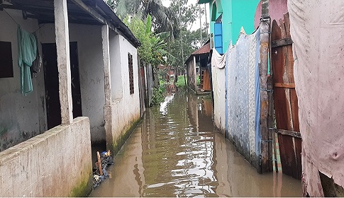 ফুলপুরে পৌরসভার রাস্তায় হাঁটু পানি, ভোগান্তিতে মানুষ