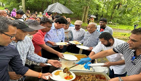 নিউ ইয়র্কে বৃষ্টিতেও জমে উঠে শেরপুর জেলা সমিতির বনভোজন