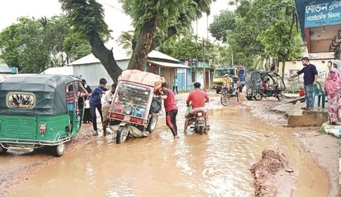 সড়ক নয় যেন মরণ ফাঁদ