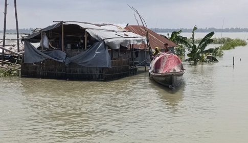 কুড়িগ্রামে চরম দুর্ভোগে বানভাসী মানুষ