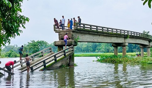 ঈশ্বরগঞ্জে ফুট ব্রীজের পাটাতন ভেঙে ৪ ইউনিয়নের যোগাযোগ বিচ্ছিন্ন