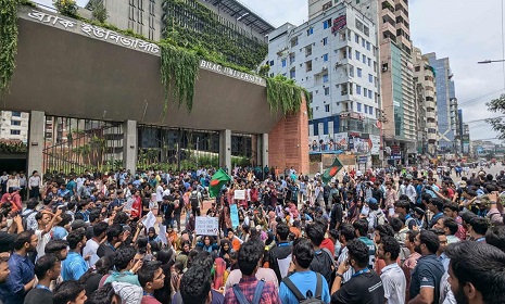 ব্র্যাক বিশ্ববিদ্যালয়ে শিক্ষার্থীদের সঙ্গে পুলিশের ধাওয়া পাল্টা ধাওয়া