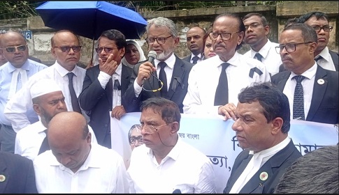 ময়মনসিংহে বঙ্গবন্ধু আওয়ামী আইনজীবী পরিষদের মানববন্ধন