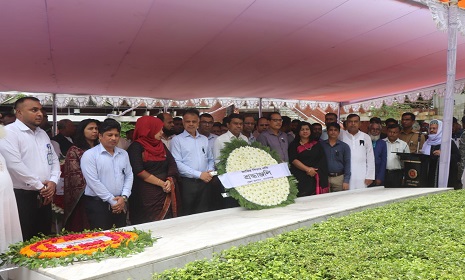 শোকাবহ আগস্টের প্রথম দিন, টুঙ্গিপাড়ায় শোকার্ত মানুষের ঢল